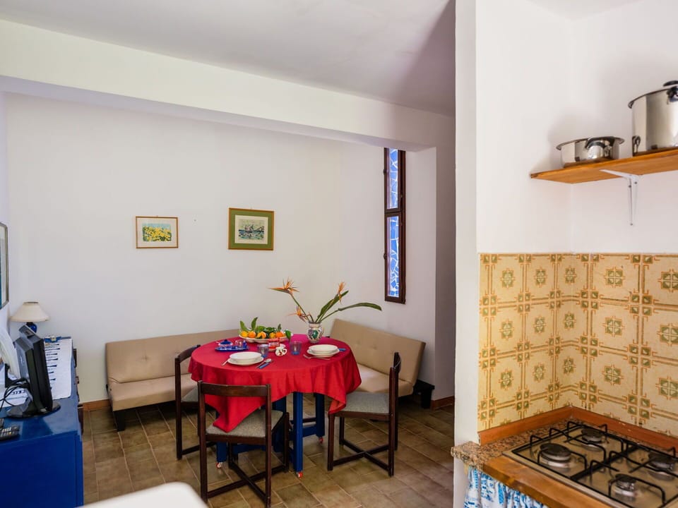 Table, Property, Furniture, Houseplant, Textile, Interior Design, Chair, Plant, Floor, Flower