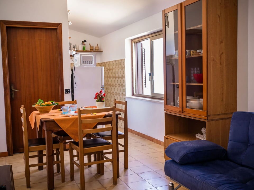 Table, Furniture, Door, Wood, Picture Frame, Interior Design, Couch, Flooring, Floor