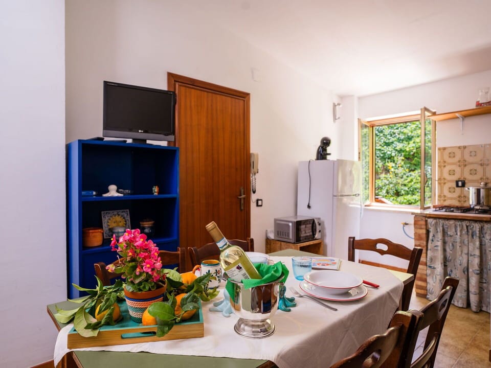 Table, Furniture, Property, Building, Flower, Chair, Cabinetry, Tableware, Interior Design, Tablecloth