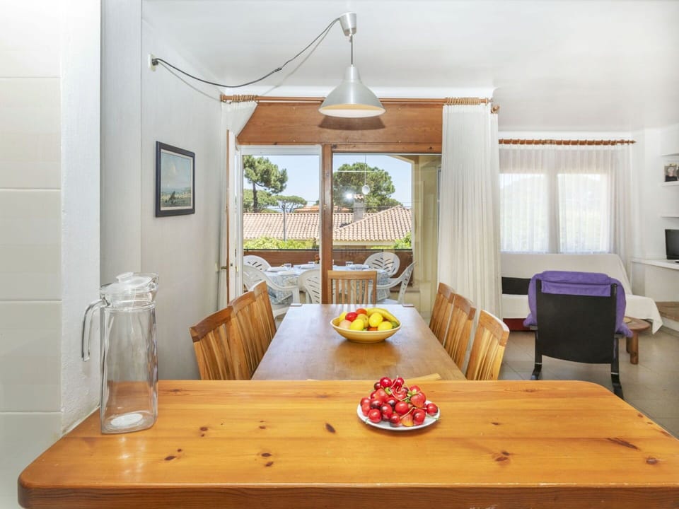 Furniture, Interior Design, Wood, Flooring, Ceiling, Table, Kitchen & Dining Room Table, Chair, Floor, Room