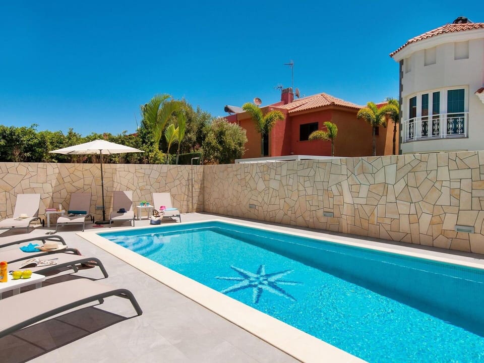 Water, Sky, Cloud, Property, Swimming Pool, Seaside Resort, Azure, Blue, Building, Outdoor Furniture
