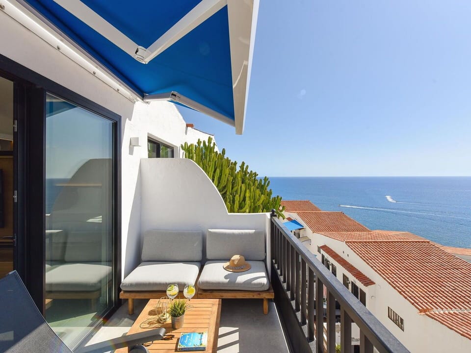 Water, Sky, Cloud, Property, Swimming Pool, Seaside Resort, Azure, Blue, Building, Outdoor Furniture
