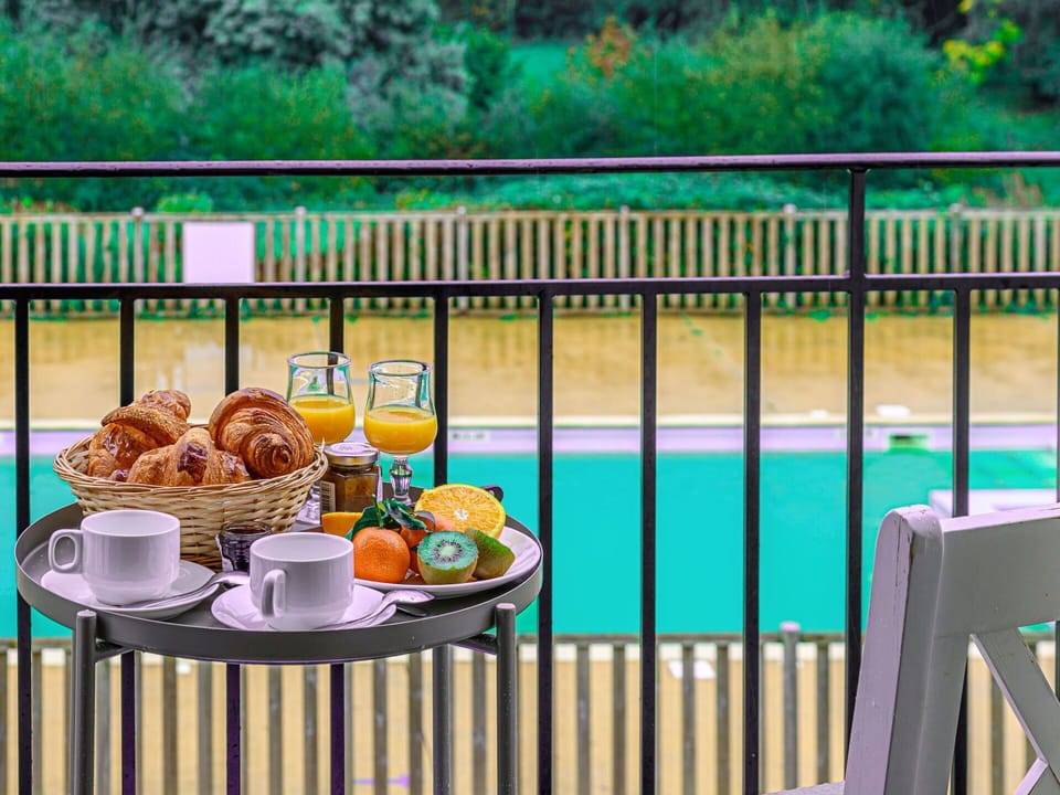 Tableware, Food, Green, Plant, Table, Dishware, Fence, Yellow, Tree, Outdoor Furniture