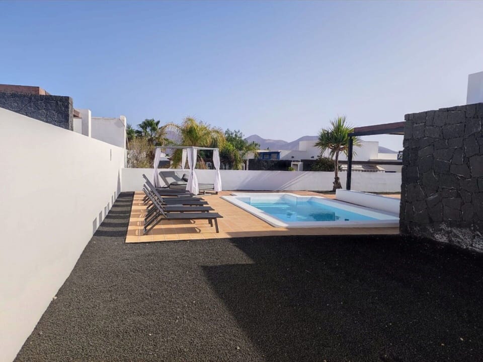 Sky, Building, Shade, Tree, Swimming Pool, Floor, Condominium, Asphalt, Water, Flooring