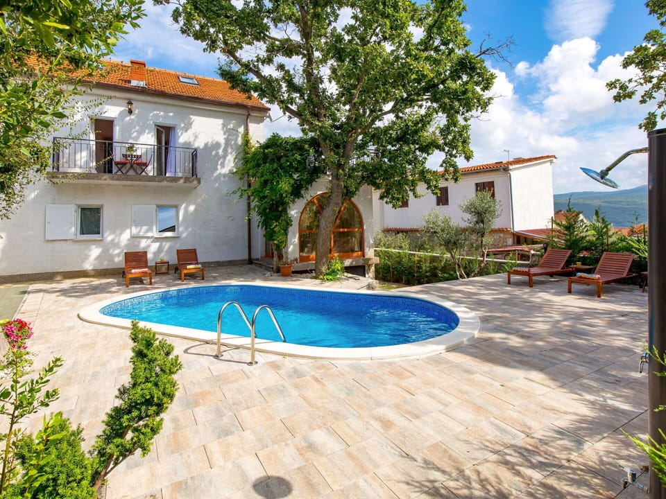Water, Property, Furniture, Cloud, Sky, Swimming Pool, Building, Azure, Tree, Plant
