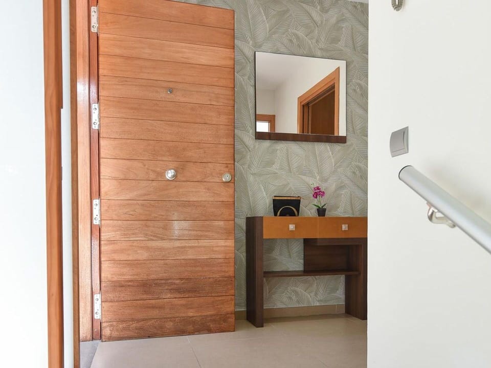 Mirror, Furniture, Property, Tap, Building, Wood, Plumbing Fixture, Houseplant, Interior Design, Sink
