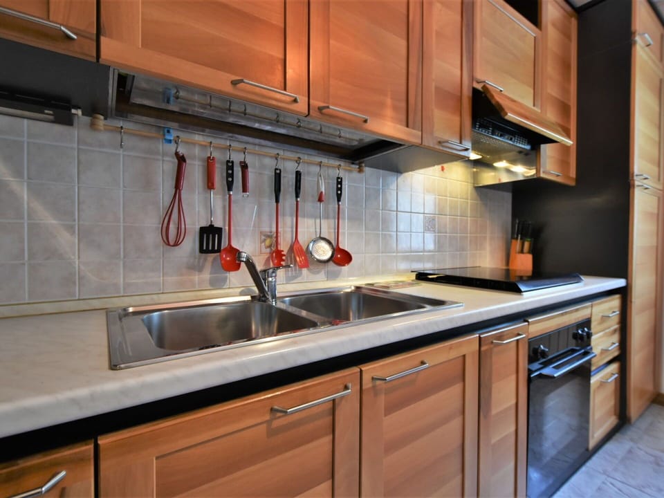 Countertop, Kitchen Sink, Cabinetry, Tap, Property, Sink, Plumbing Fixture, Kitchen, Wood, Building