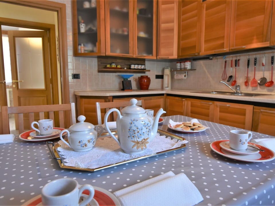 Tableware, Table, Property, Furniture, Cabinetry, Drinkware, Dishware, Coffee Cup, Cup, Plate