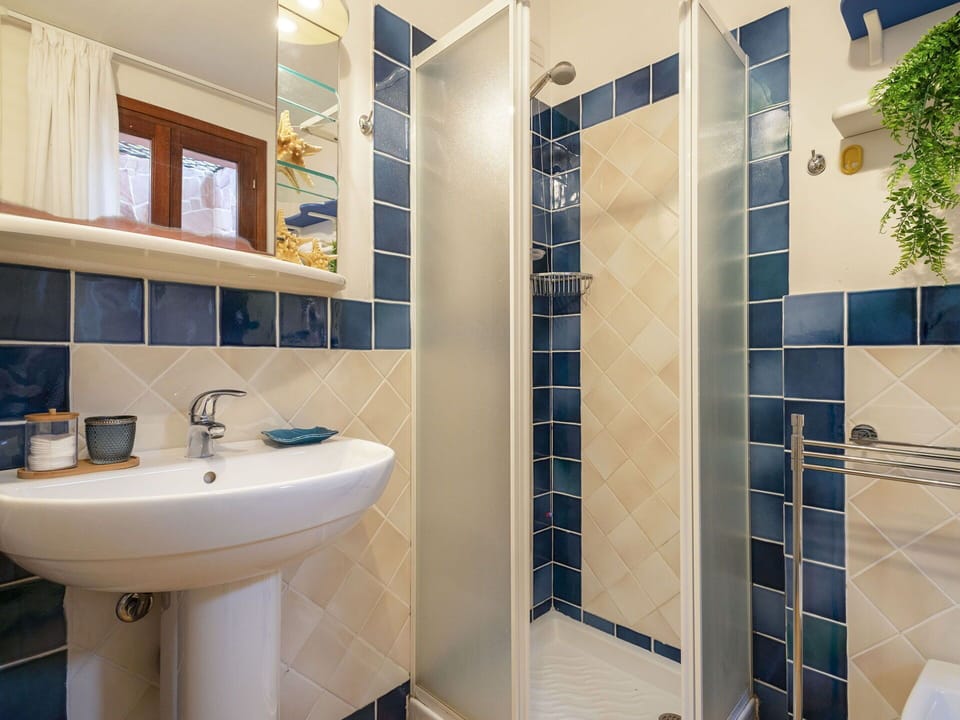 Mirror, Property, Sink, Tap, Bathroom Sink, Plumbing Fixture, Bathroom, Purple, Interior Design