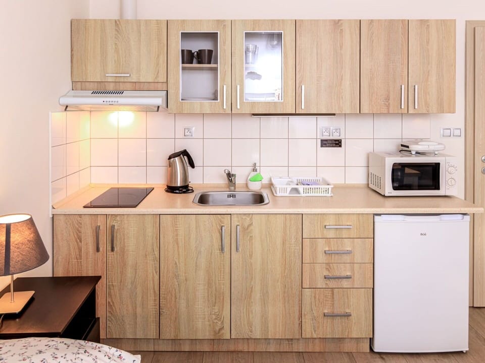Brown, Cabinetry, Countertop, Kitchen Sink, Sink, Property, Tap, Kitchen, Kitchen Stove, Wood