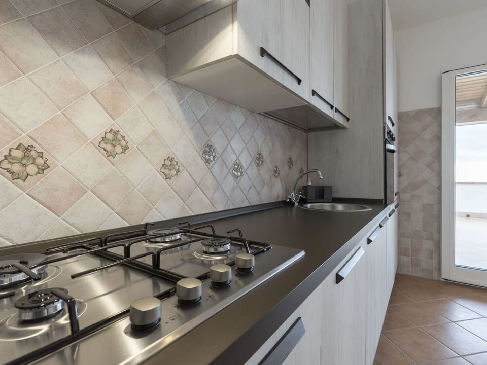 Countertop, Cabinetry, Tap, Property, Building, Kitchen Appliance, Kitchen Stove, Kitchen, Gas Stove, Wood