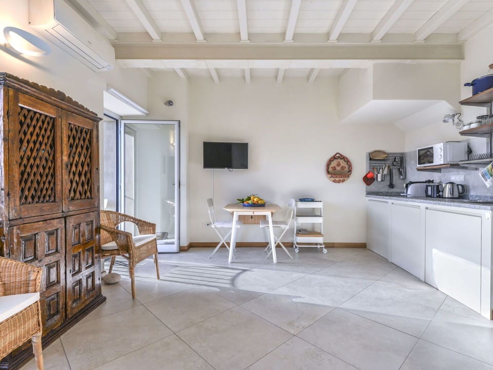 Table, Furniture, Property, Wood, Window, Interior Design, Picture Frame, Architecture, Living Room, Floor