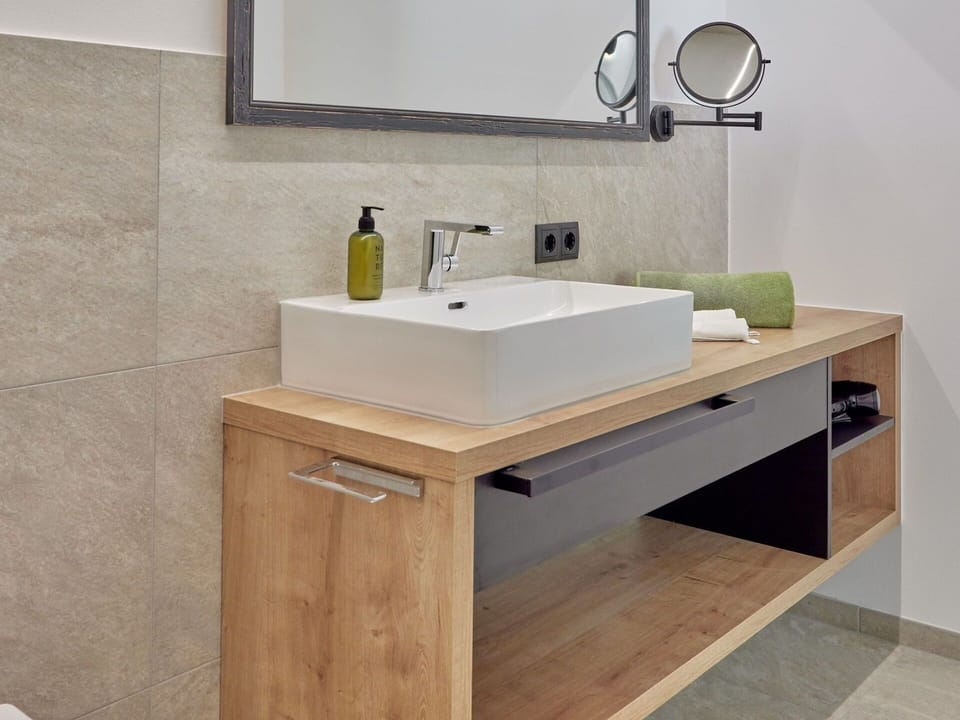 Mirror, Tap, Table, Plumbing Fixture, Sink, Property, Bathroom Sink, Bathroom Cabinet, Cabinetry, Furniture