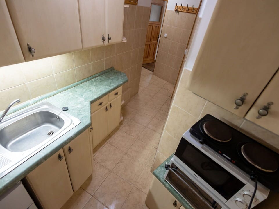 Mirror, Tap, Sink, Property, Plumbing Fixture, Cabinetry, Bathroom Sink, Bathroom Cabinet, Interior Design, Floor