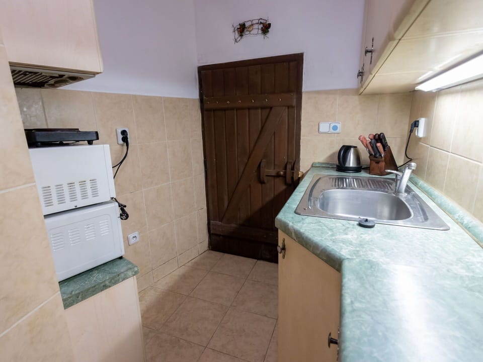 Kitchen Sink, Sink, Tap, Plumbing Fixture, Building, Cabinetry, Kitchen, Flooring, House, Home Appliance