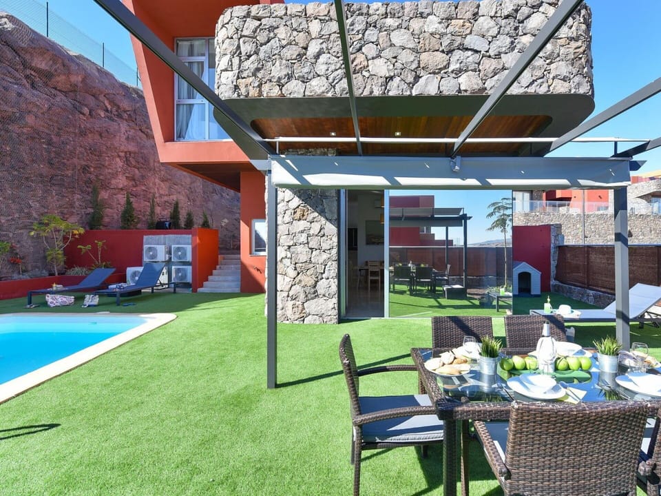 Plant, Property, Shade, Table, Architecture, Chair, Outdoor Furniture, Leisure, Residential Area, Grass