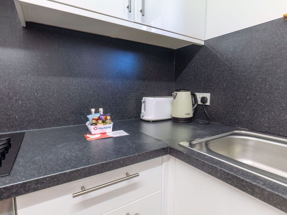 Kitchen Sink, Property, Cabinetry, Countertop, Tap, Sink, Kitchen Stove, Kitchen, Kitchen Appliance, Plumbing Fixture