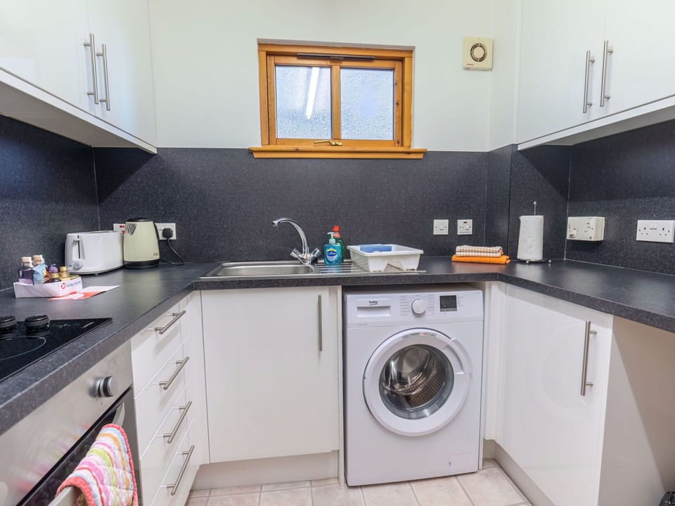 Kitchen Sink, Tap, Cabinetry, Property, Sink, Countertop, Kitchen Stove, Plumbing Fixture, Kitchen, Home Appliance