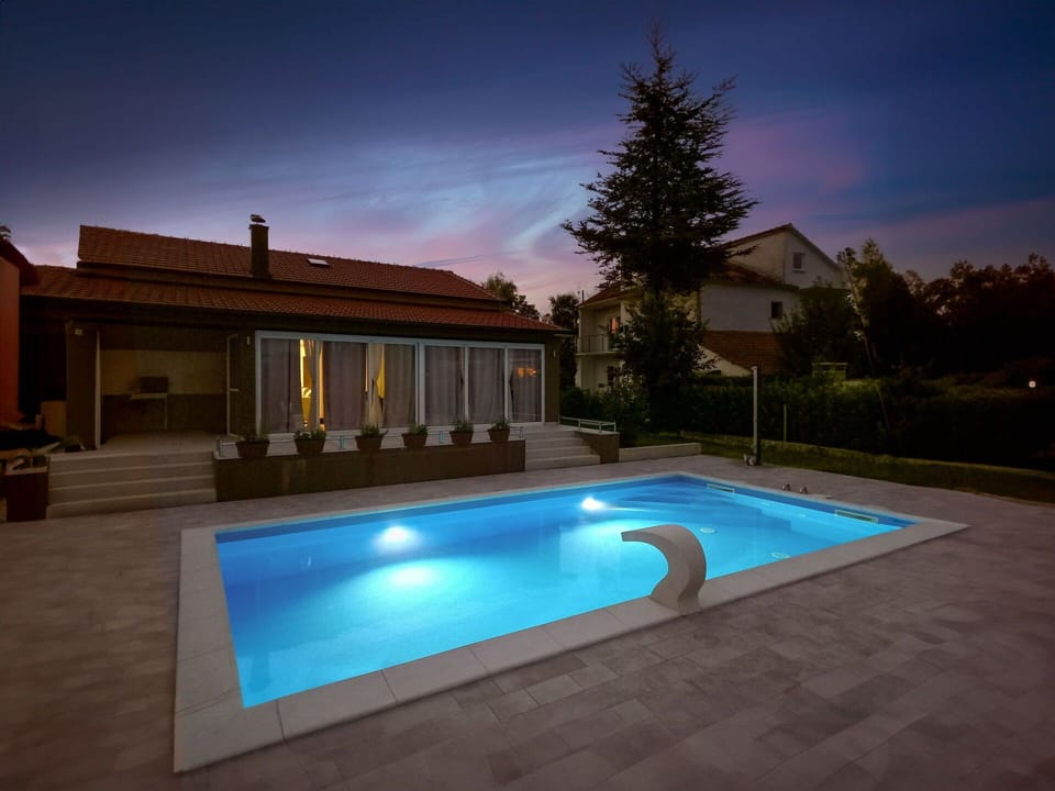 Water, Plant, Sky, Property, Building, Swimming Pool, Cloud, Azure, Tree, Lighting