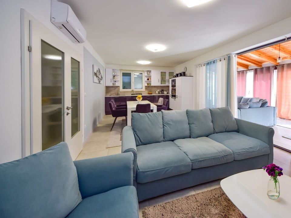 Couch, Furniture, Table, Picture Frame, Interior Design, Building, Comfort, Studio Couch, House, Living Room