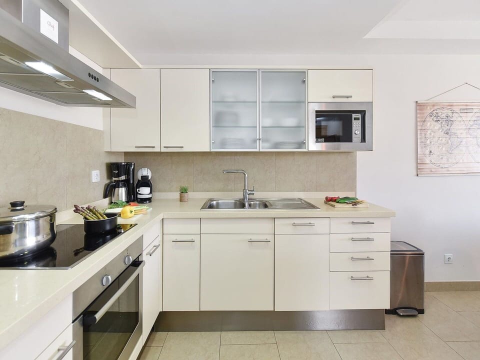 Countertop, Cabinetry, Kitchen Sink, Sink, Property, Tap, Building, Kitchen, Kitchen Stove, Wood