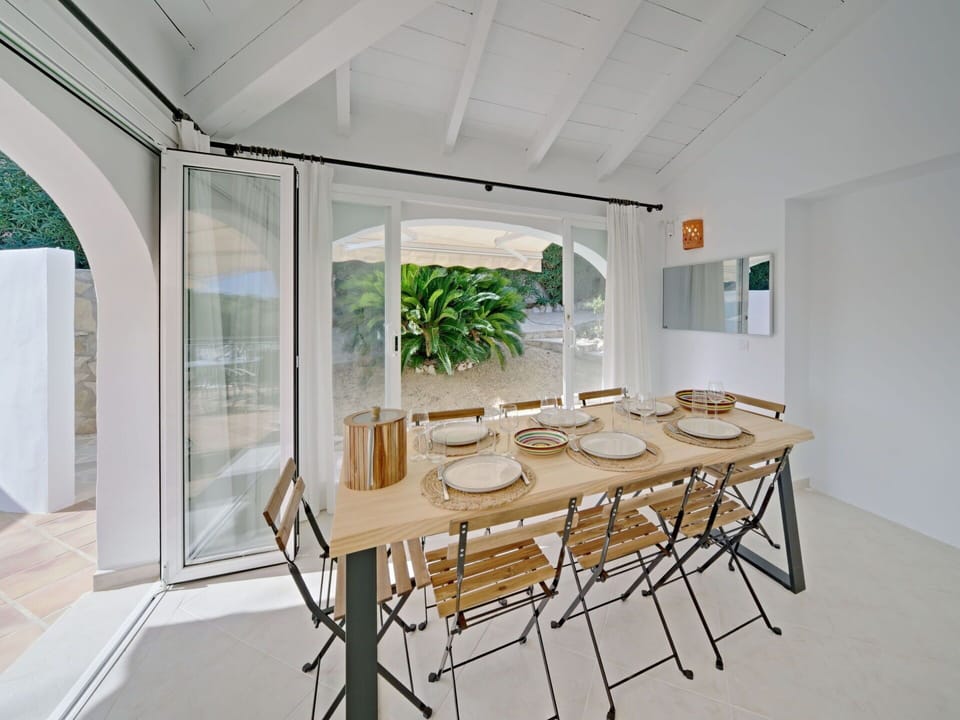 Table, Furniture, Chair, Wood, Building, Rectangle, Interior Design, Flooring, Floor, Laminate Flooring