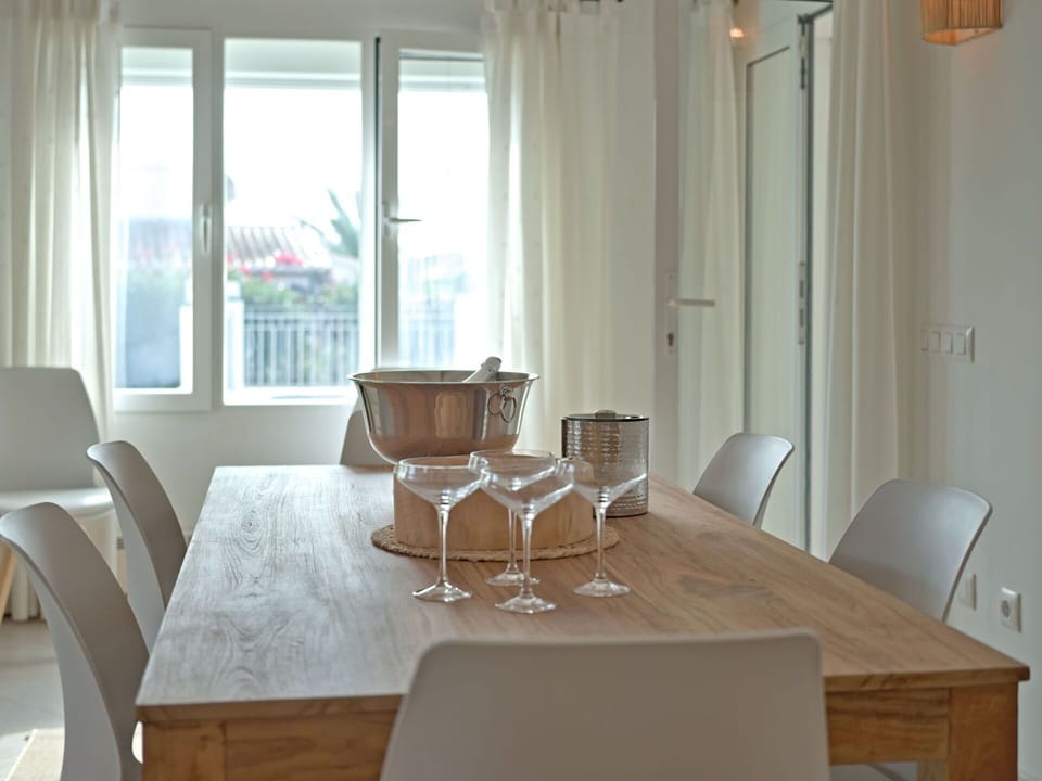 Table, Furniture, Property, Chair, Window, Interior Design, Wood, Shade, Building, Floor