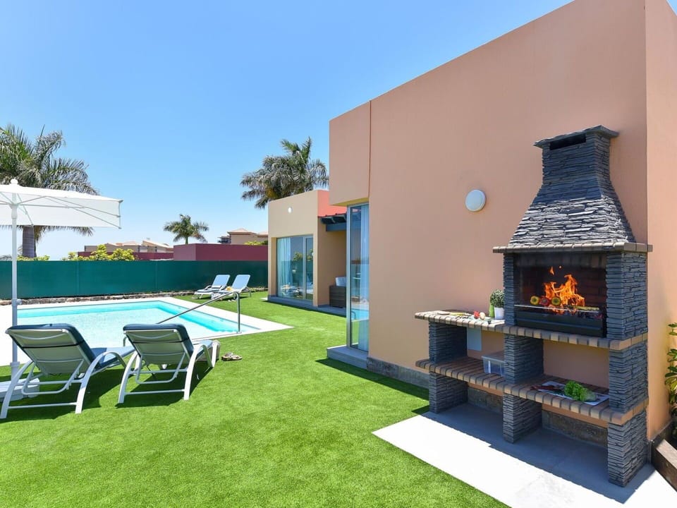 Building, Azure, Swimming Pool, Sky, Shade, Tree, Water, Rectangle, Urban Design, Outdoor Furniture