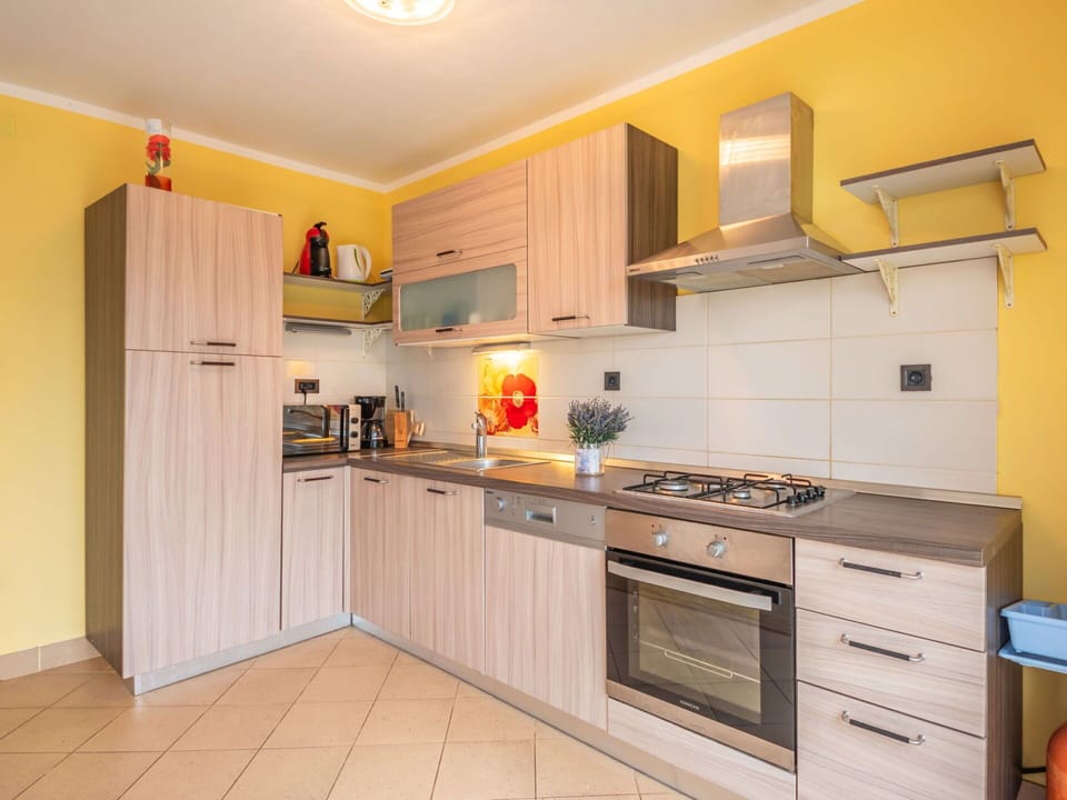 Countertop, Cabinetry, Property, Kitchen Appliance, Kitchen Stove, Kitchen, Home Appliance, Building, Wood, Lighting