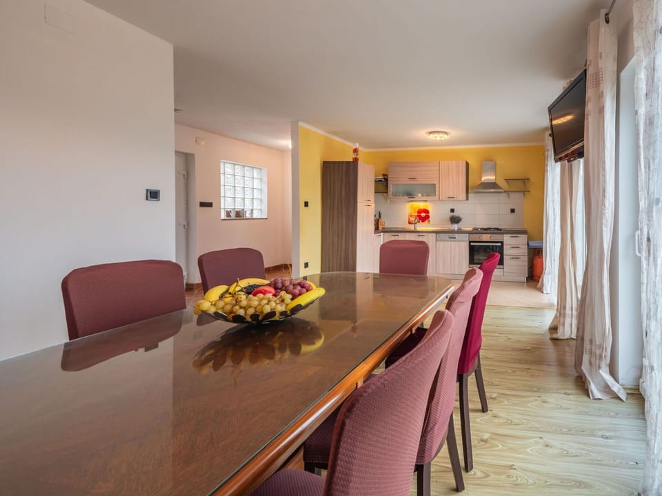 Furniture, Table, Property, Building, Chair, Houseplant, Interior Design, Wood, House, Flooring