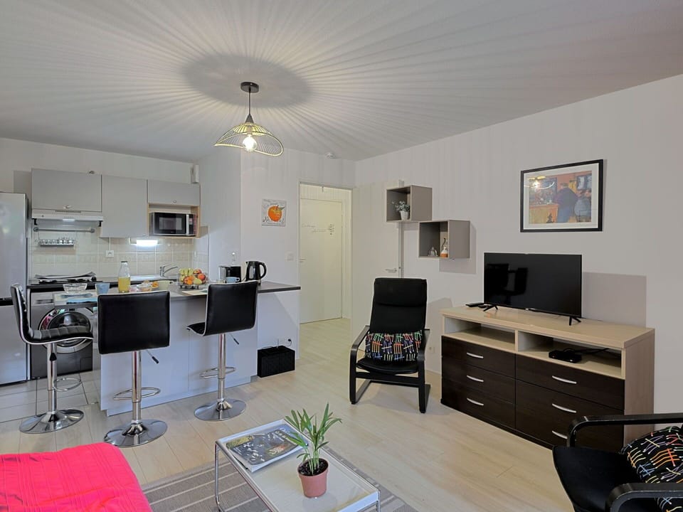 Property, Furniture, Table, Picture Frame, Building, Cabinetry, Chair, Interior Design, Drawer, Flooring