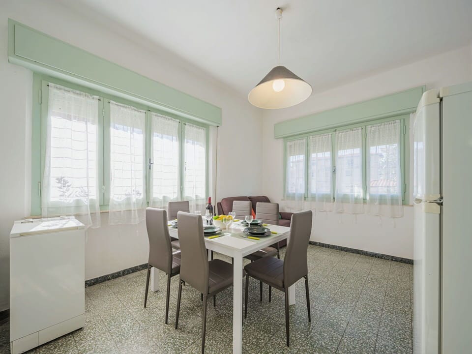 Property, Table, Furniture, Window, Chair, Interior Design, Shade, Building, Wood