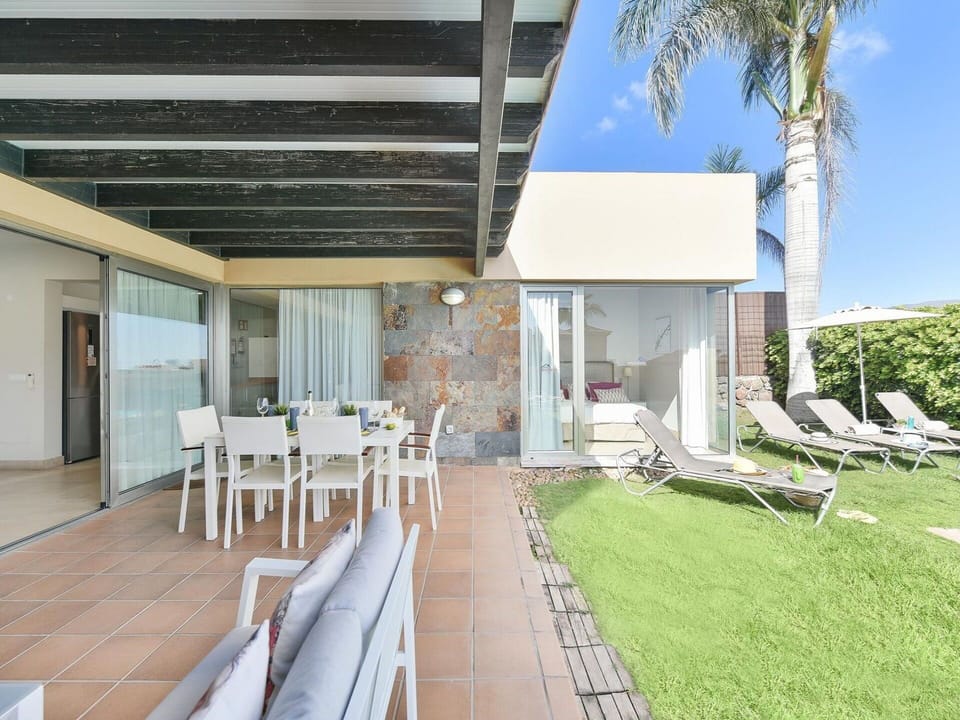 Property, Plant, Building, Architecture, Interior Design, Wood, Sky, Shade, Chair, Residential Area
