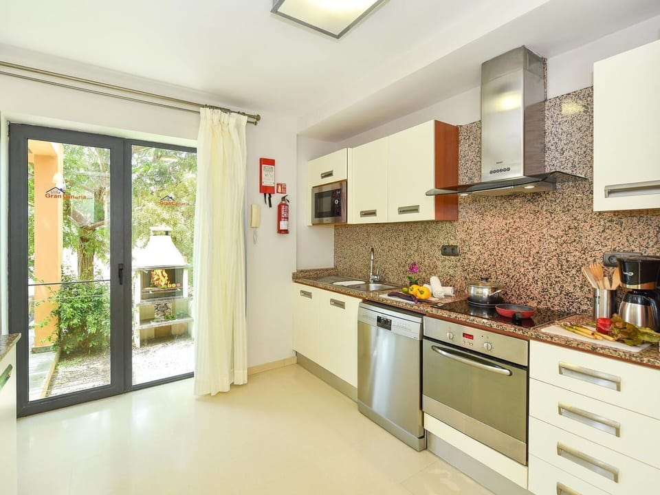 Cabinetry, Countertop, Property, Sink, Tap, Kitchen Stove, Kitchen, Wood, Building, Kitchen Appliance
