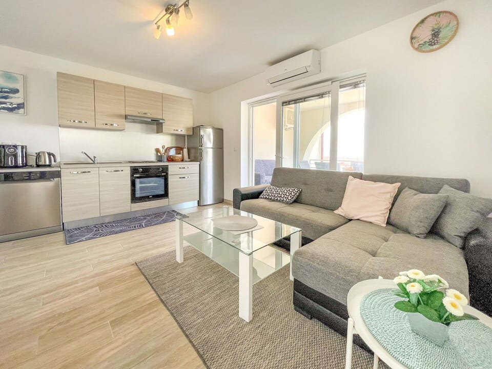 Couch, Furniture, Property, Table, Interior Design, Wood, Living Room, Ceiling Fan, Floor, Studio Couch