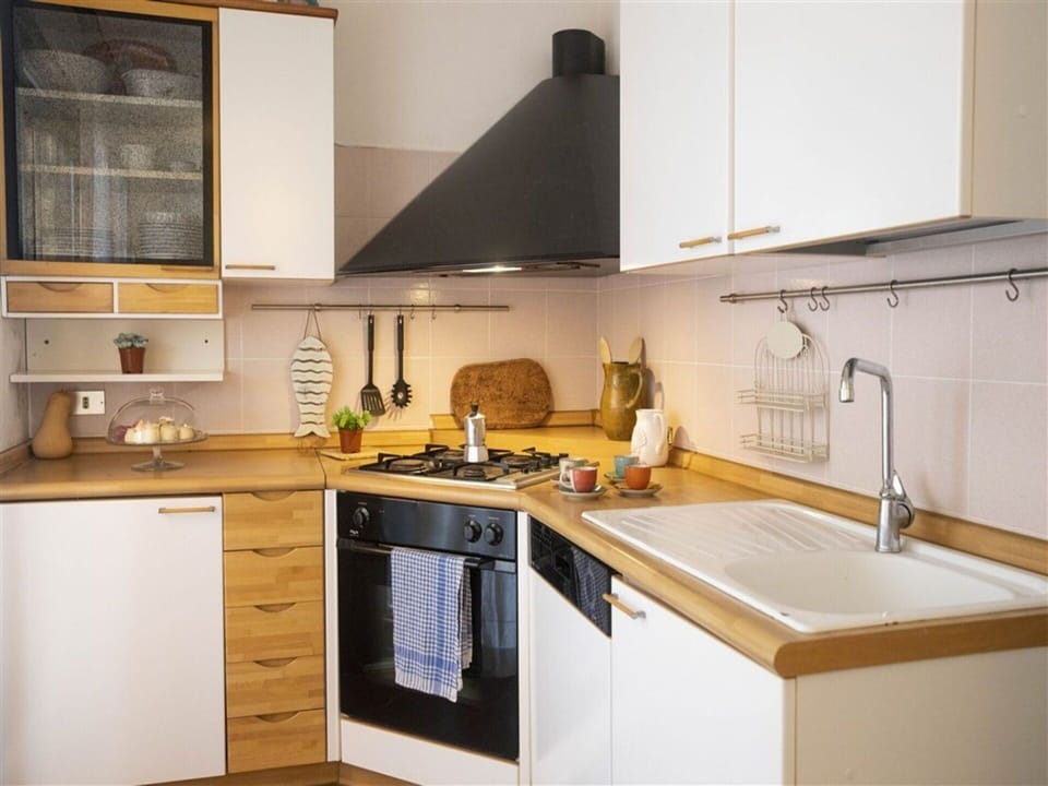 Kitchen Sink, Countertop, Cabinetry, Sink, Property, Tap, Kitchen, Kitchen Stove, Kitchen Appliance, Home Appliance