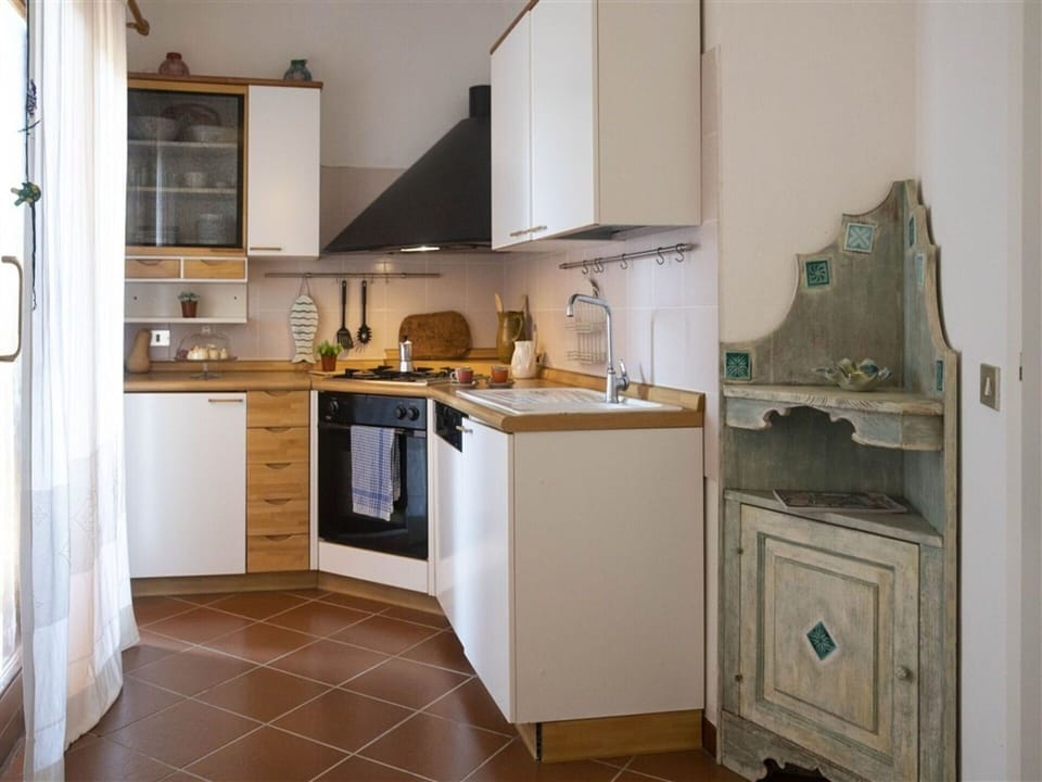 Cabinetry, Countertop, Property, Building, Kitchen Appliance, Kitchen Stove, Kitchen, Wood, Home Appliance, Stove