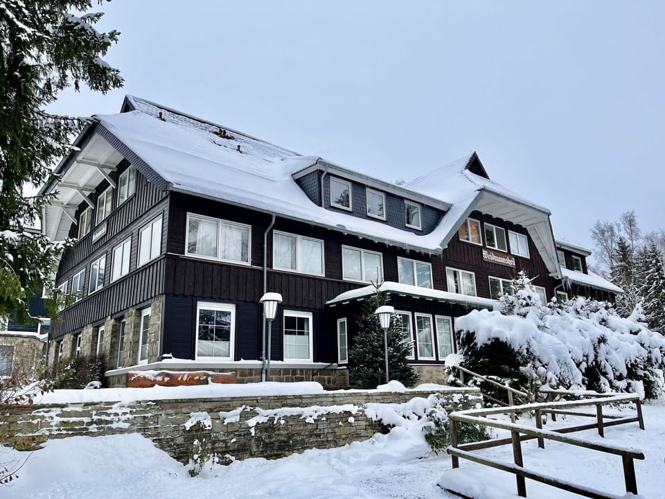 Sky, Plant, Building, Property, Window, Snow, Tree, House, Slope, Cottage