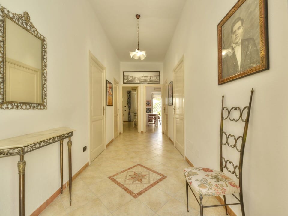 Picture Frame, Mirror, Property, Wood, Interior Design, Lighting, Floor, Hall, Flooring, Wall