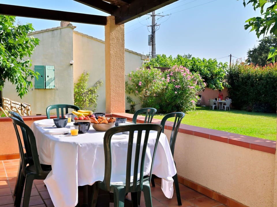 Plant, Furniture, Property, Table, Tableware, Chair, Sky, Building, Wood, Interior Design