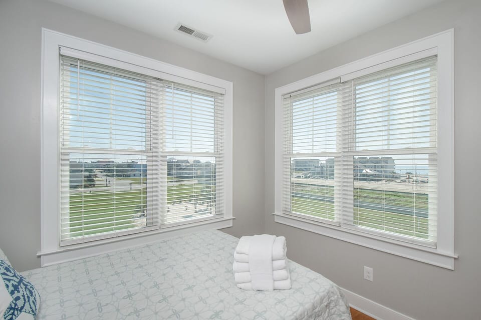 Second bedroom- queen
