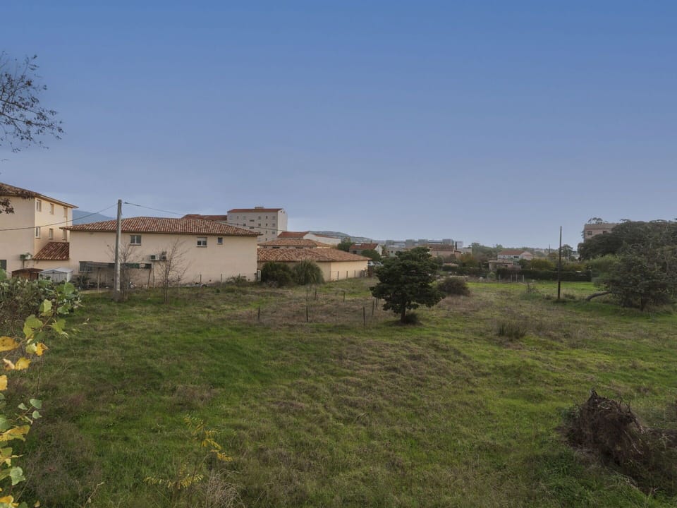 Sky, Plant, Building, Window, Tree, Swimming Pool, House, Residential Area, Leisure, Urban Design