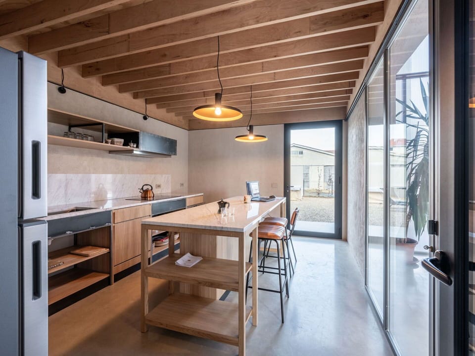 Sky, Plant, Building, Window, Tree, Swimming Pool, House, Residential Area, Leisure, Urban Design