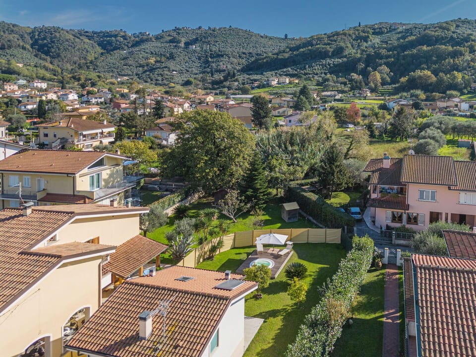 Residential Area, House, Home, Roof, Neighbourhood, Landscape, Rural Area, Suburb, Human Settlement, Village