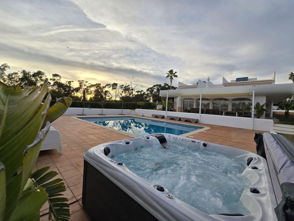 Water, Sky, Cloud, Plant, Swimming Pool, Building, Shade, Leisure, Seaside Resort, Outdoor Furniture