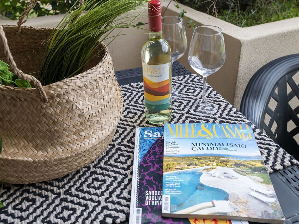 Plant, Bottle, Table, Tableware, Tablecloth, Glass Bottle, Rectangle, Wood, Outdoor Furniture, Drinkware