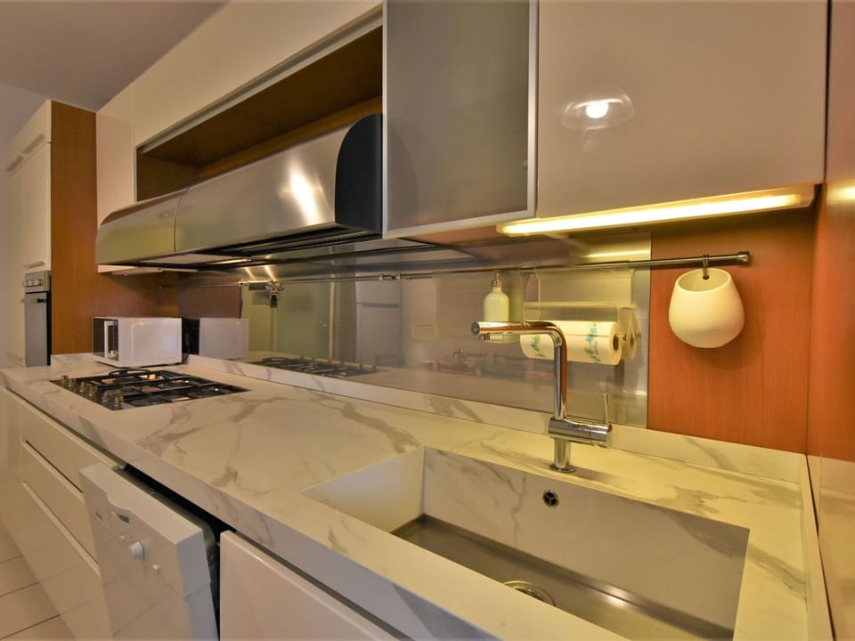 Tap, Countertop, Cabinetry, Property, Sink, Building, Plumbing Fixture, Kitchen Appliance, Kitchen Stove, Wood