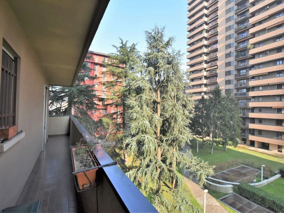 Building, Plant, Sky, Window, Tower Block, Urban Design, Tree, Roof, Condominium, Facade
