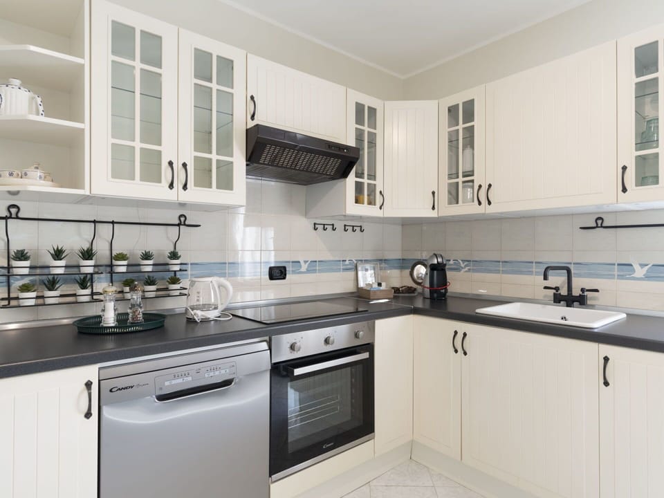 Sink, Kitchen Sink, Cabinetry, Tap, Countertop, Property, Kitchen, Window, Kitchen Stove, Plumbing Fixture