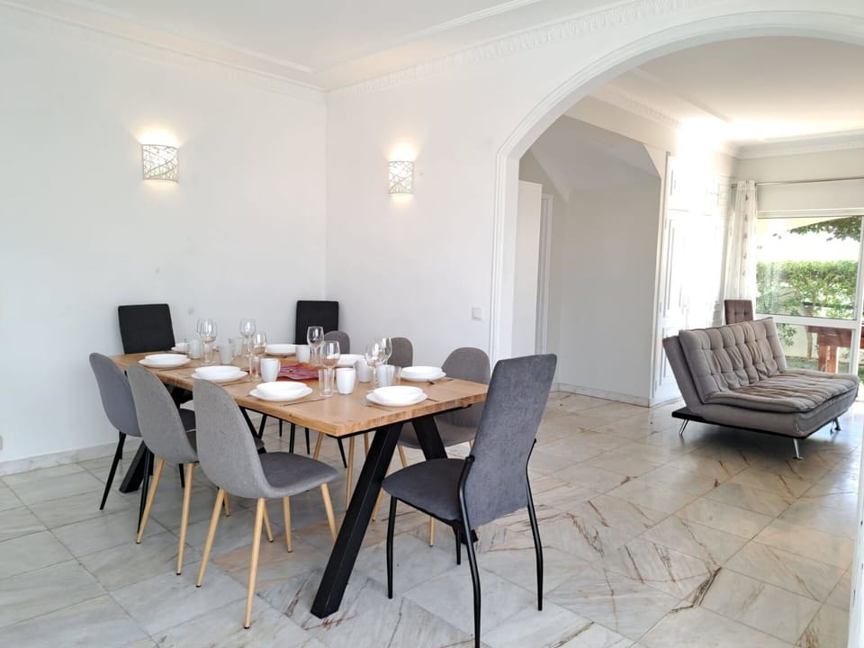 Furniture, Table, Chair, Wood, Window, Building, Interior Design, Plant, Flooring, Floor